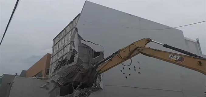 Ahmad Sahroni Robohkan Rumah Tanjung Priok Usai Penjarahan