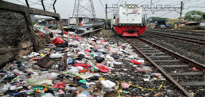 Ancaman di Rel Kereta Menteng Sampah Menumpuk Dibersihkan