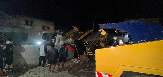 Insiden di Bogor Truk Gagal Nanjak dan Hantam Tempat Cuci Mobil