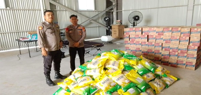 Polresta Pekanbaru Kirim 1 Ton Beras ke Sumbar Pakai Heli
