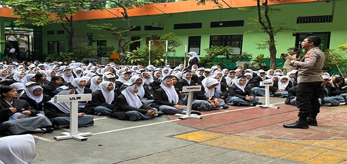 Polsek Kelapa Gading Serukan Toleransi Bagikan Bunga di 4 SMA