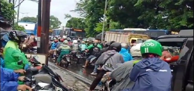 Truk Mogok di Perumnas Klender Jaktim Lalu Lintas Macet Parah