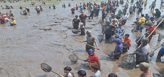 Fenomena Menarik Bendungan Sampean Baru Warga Buru Ikan