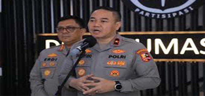 Polri Dampingi Ferry Irwandi & Jovi Salur Bantuan Korban Bencana