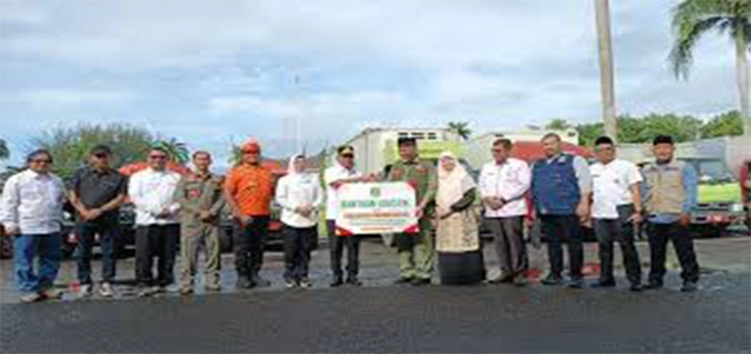 Sinergi Antarprovinsi Gubernur Banten Serahkan Bantuan Sumbar