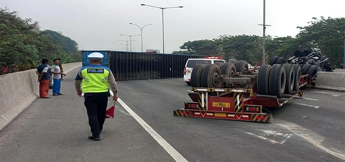 Truk Asin Terguling di Jakut Bikin Macet Lalu Lintas Baru Terurai