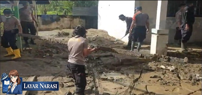 Komitmen Bencana Polisi Bersihkan Lumpur Banjir SMA Bireuen