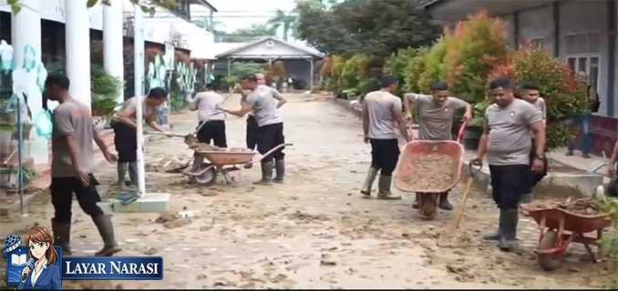 Polri Bersihkan SMPN 2 Langsa Pascabencana Sekolah Gunakan