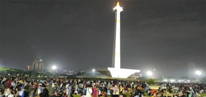 Yayat Warga Berau Bertahan di Monas Meski Hujan Tahun Baru