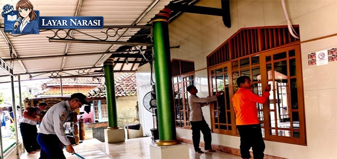 Polres Kepulauan Seribu Bersihkan Masjid Dukung Bang Jasri
