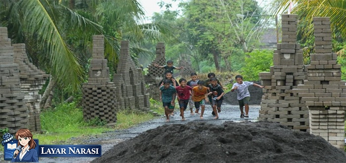 Protes Jalan Mangkrak Warga Sulap Paving Jadi Candi