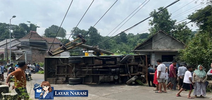 Bus ‘Tayo’ Rombongan Halalbihalal Terguling Mojokerto
